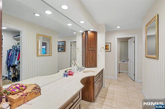 9 Cameron Road, Saddle River, NJ 07458