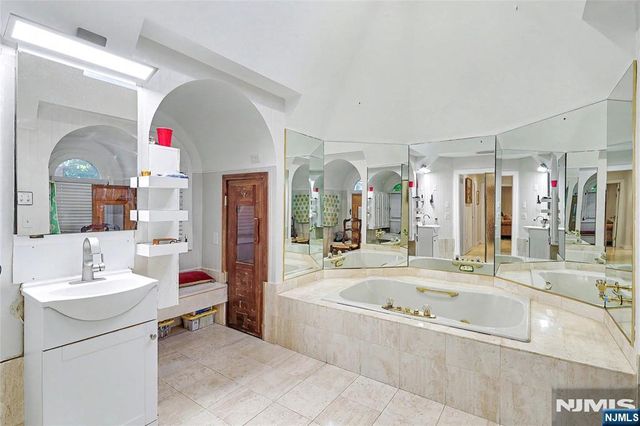 9 Cameron Road, Saddle River, NJ 07458