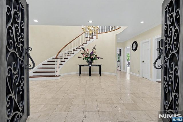 9 Cameron Road, Saddle River, NJ 07458