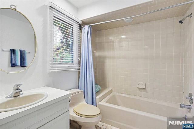 9 Cameron Road, Saddle River, NJ 07458
