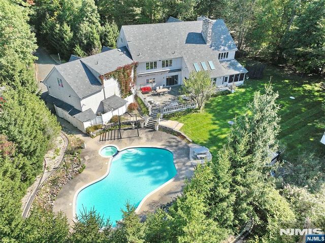 9 Cameron Road, Saddle River, NJ 07458