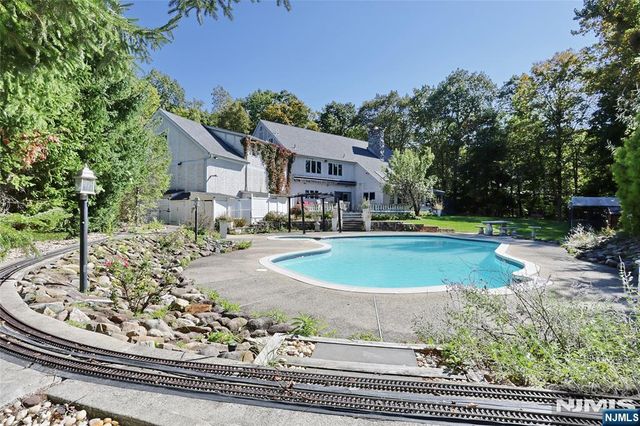 9 Cameron Road, Saddle River, NJ 07458