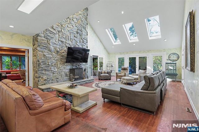 9 Cameron Road, Saddle River, NJ 07458