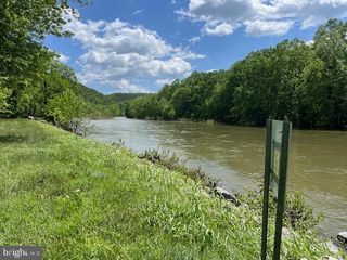 28 BLUFFS ROAD, Springfield, WV 26763