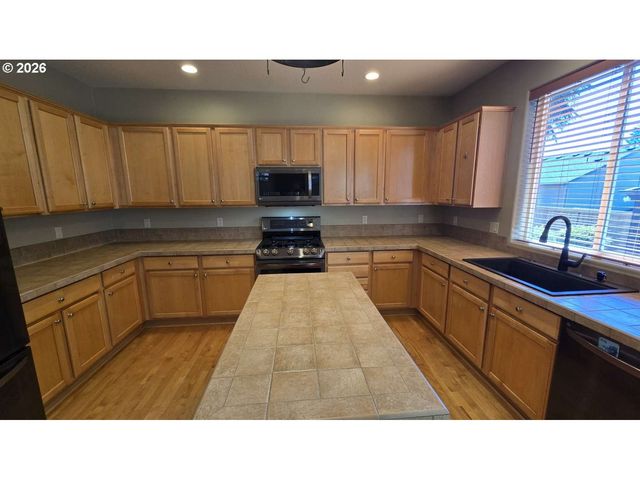 16379 TRAIL VIEW Dr, Oregon City, OR 97045