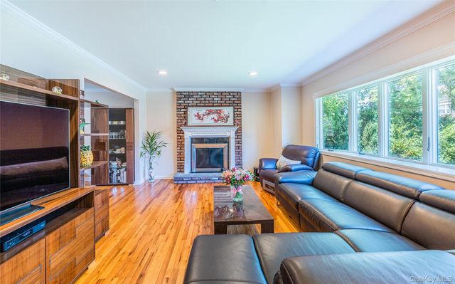 12 Grand Place, East Northport, NY 11731