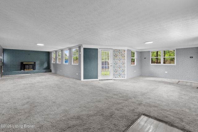 9903 Ponder Ln, Louisville, KY 40272