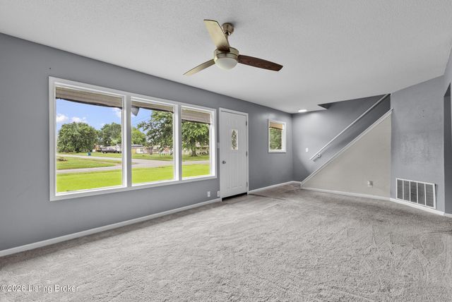9903 Ponder Ln, Louisville, KY 40272