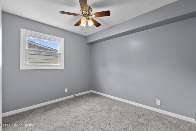9903 Ponder Ln, Louisville, KY 40272