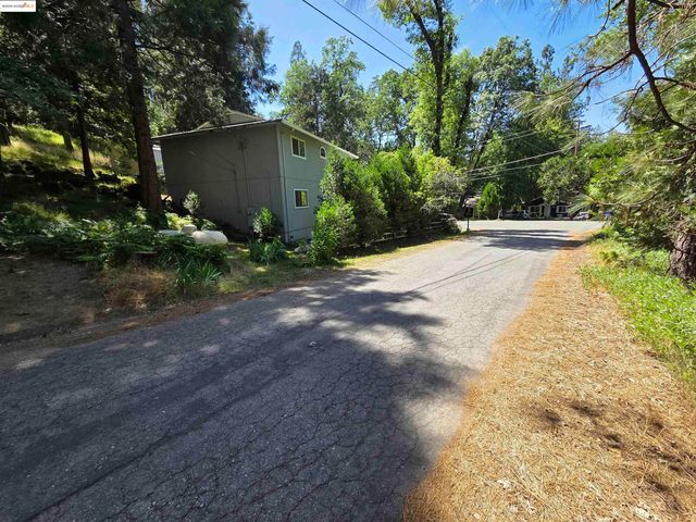 16581 S Creekside Dr, Sonora, CA 95370