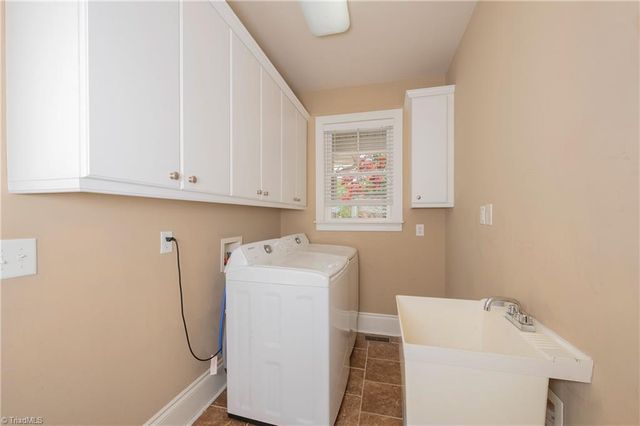 2000 Walnut Crossing Run, Yadkinville, NC 27055
