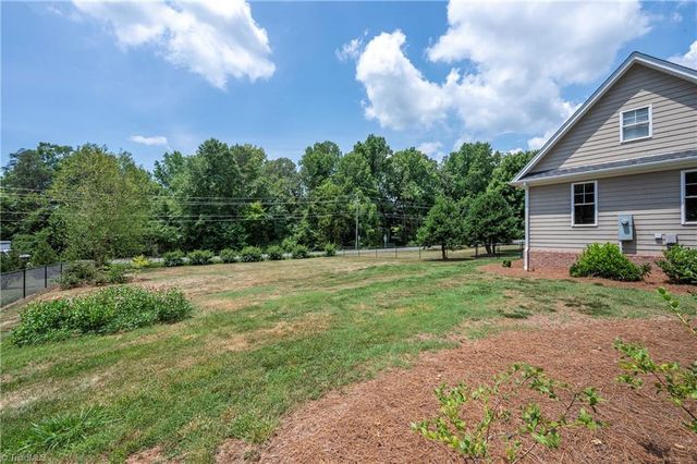 2000 Walnut Crossing Run, Yadkinville, NC 27055