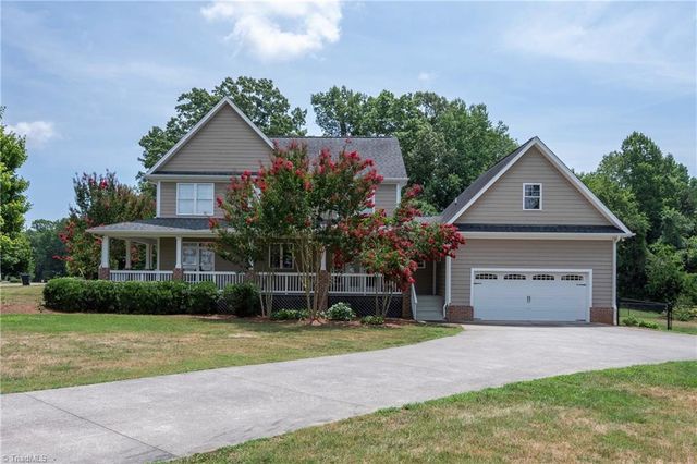 2000 Walnut Crossing Run, Yadkinville, NC 27055