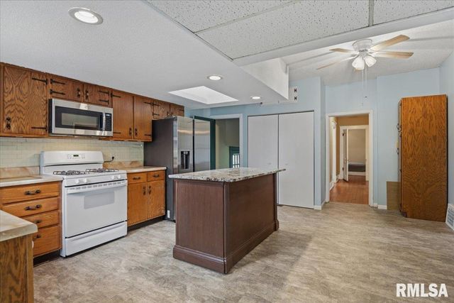 115 S OAK Street, Chatham, IL 62629