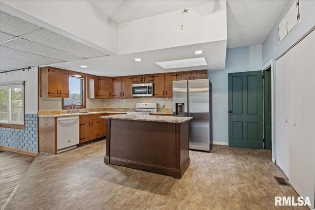 115 S OAK Street, Chatham, IL 62629