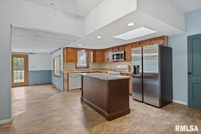 115 S OAK Street, Chatham, IL 62629
