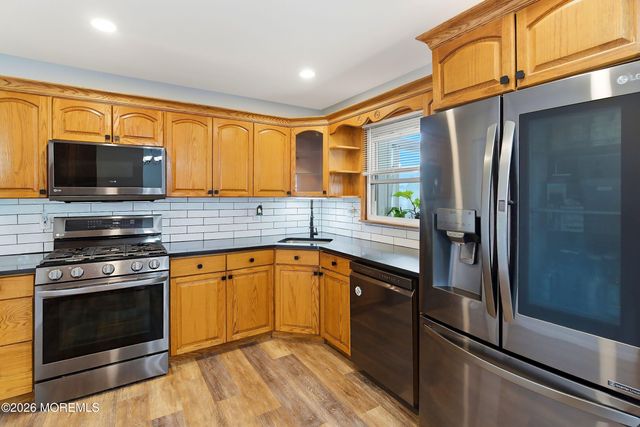 16 E Pleasant Avenue, Sewaren, NJ 07077