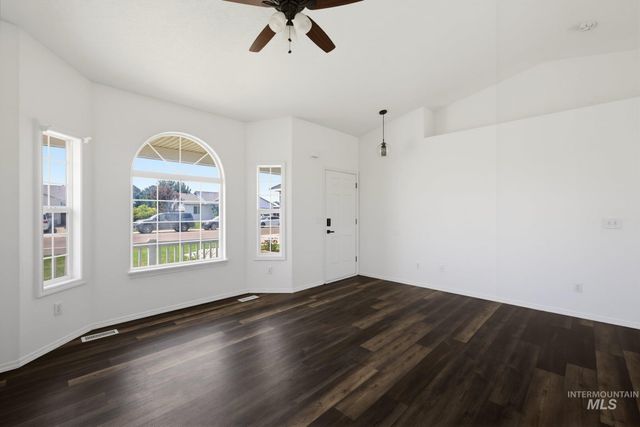 817 Settlers Dr, Caldwell, ID 83605