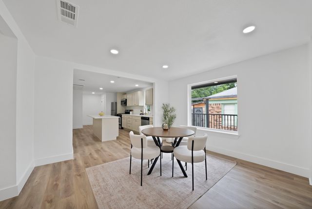 2742 Burlington Boulevard, Dallas, TX 75211