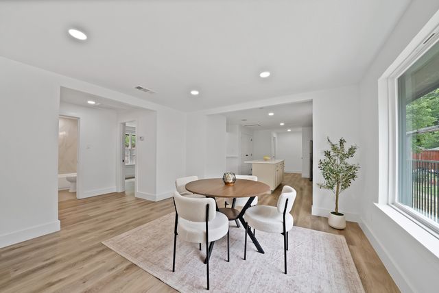 2742 Burlington Boulevard, Dallas, TX 75211