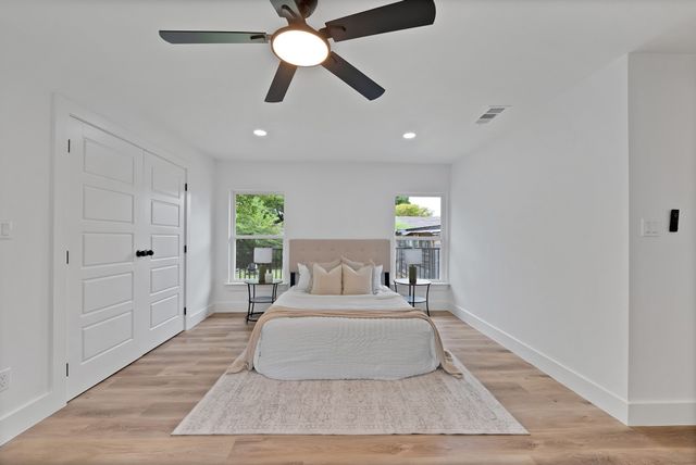2742 Burlington Boulevard, Dallas, TX 75211