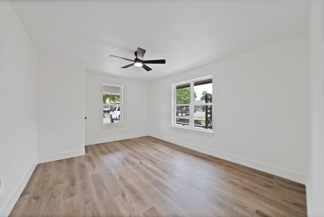 2742 Burlington Boulevard, Dallas, TX 75211