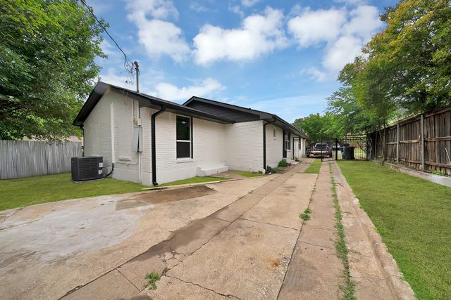 2742 Burlington Boulevard, Dallas, TX 75211