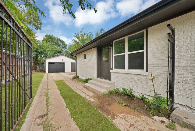 2742 Burlington Boulevard, Dallas, TX 75211