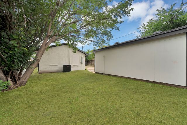 2742 Burlington Boulevard, Dallas, TX 75211