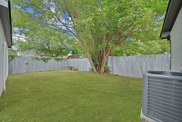 2742 Burlington Boulevard, Dallas, TX 75211