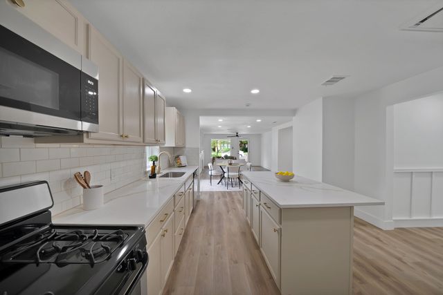 2742 Burlington Boulevard, Dallas, TX 75211