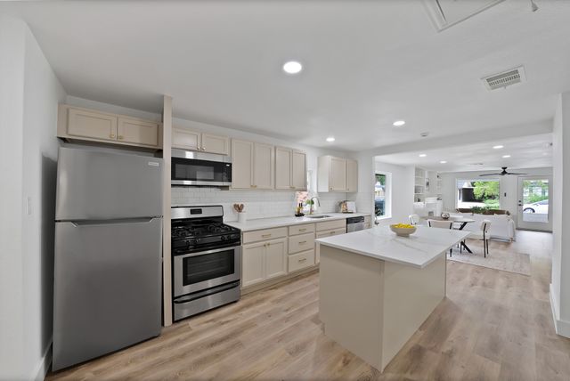 2742 Burlington Boulevard, Dallas, TX 75211