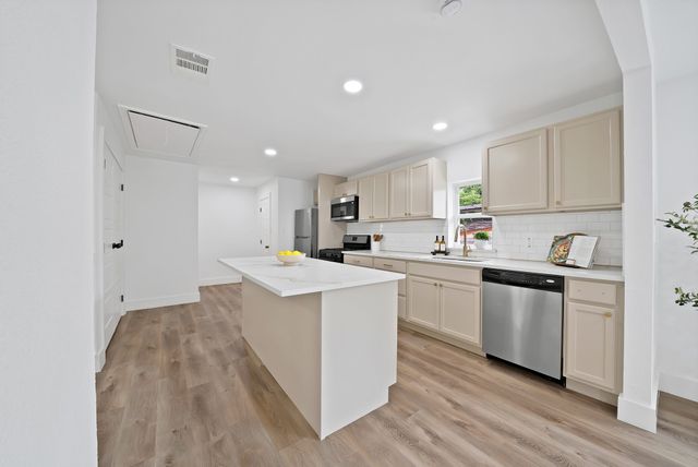2742 Burlington Boulevard, Dallas, TX 75211