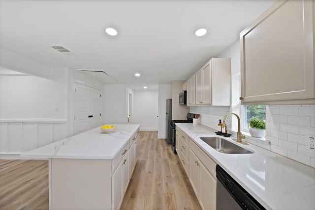 2742 Burlington Boulevard, Dallas, TX 75211