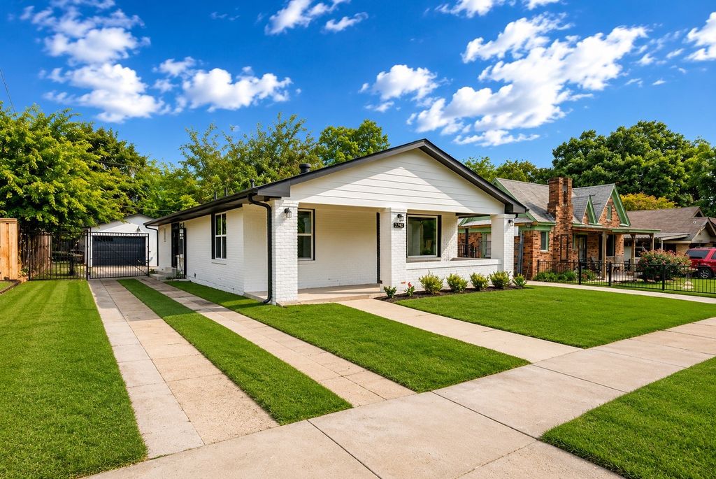 2742 Burlington Boulevard, Dallas, TX 75211