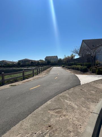 1425 Wadsworth Cir, Roseville, CA 95747