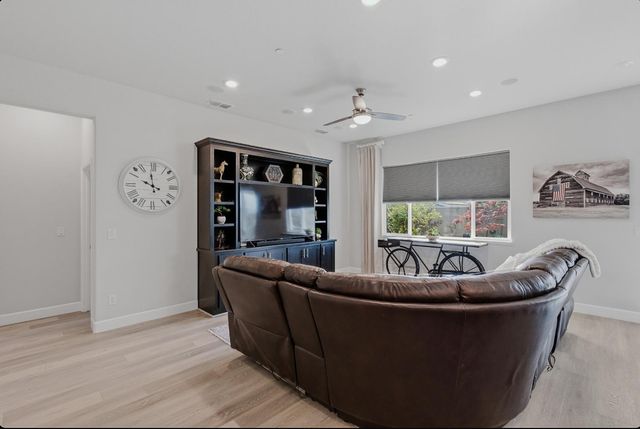 1425 Wadsworth Cir, Roseville, CA 95747