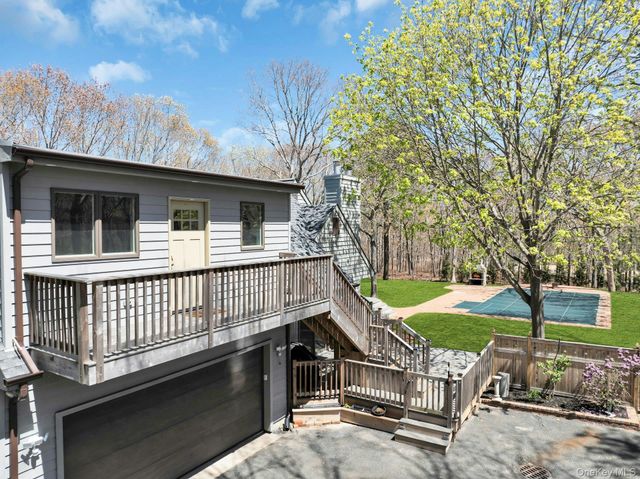 3 Quail Run, Hampton Bays, NY 11946