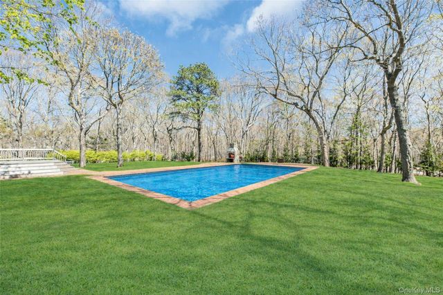 3 Quail Run, Hampton Bays, NY 11946