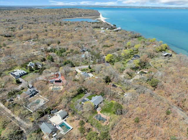 3 Quail Run, Hampton Bays, NY 11946