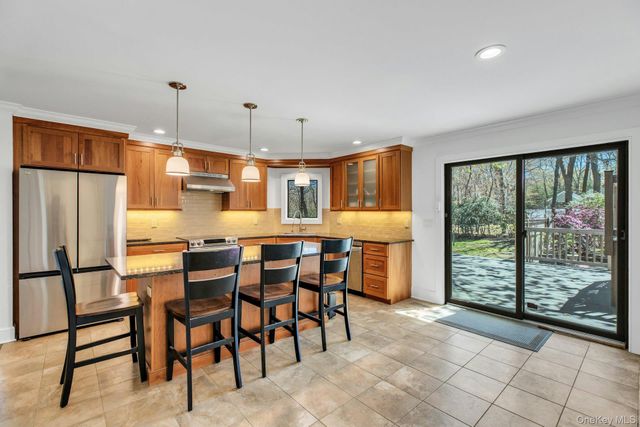 3 Quail Run, Hampton Bays, NY 11946