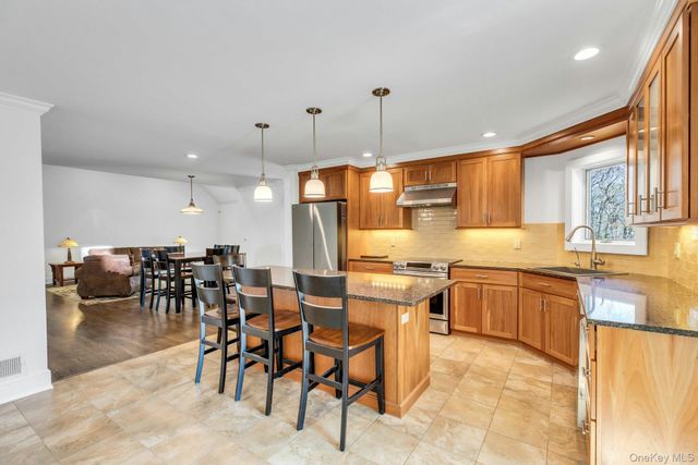 3 Quail Run, Hampton Bays, NY 11946