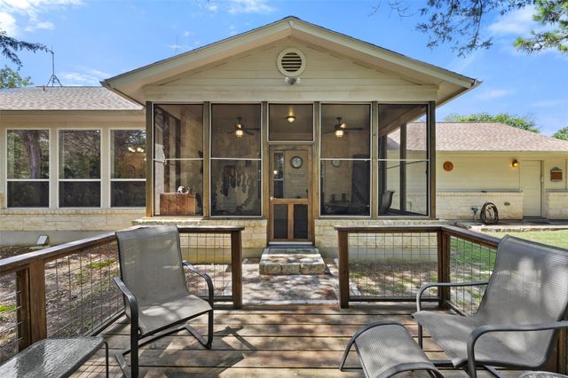236 Pony Express DR, Smithville, TX 78957