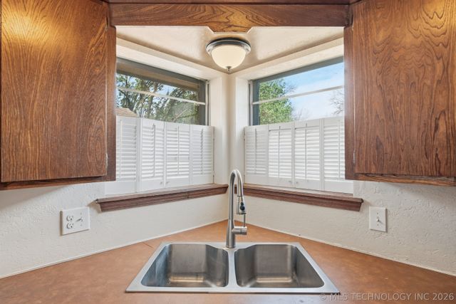 2304 N Dogwood Street, Owasso, OK 74055