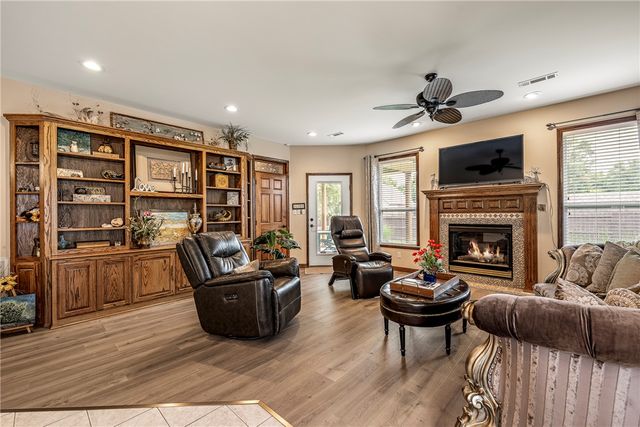 1300 N Oriole Avenue, Rogers, AR 72756