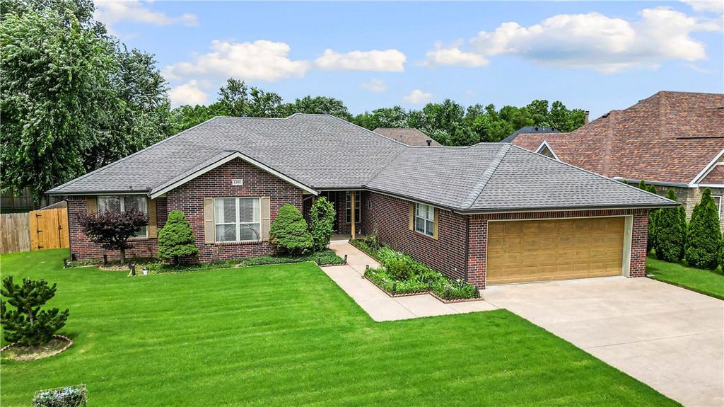 1300 N Oriole Avenue, Rogers, AR 72756