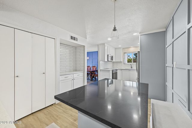 658 W PORT AU PRINCE Lane, Phoenix, AZ 85023