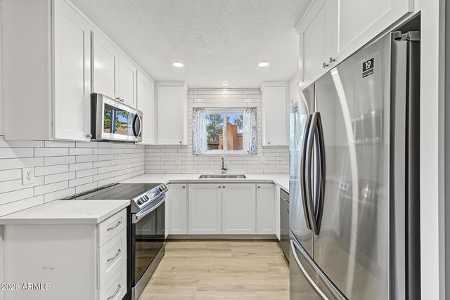 658 W PORT AU PRINCE Lane, Phoenix, AZ 85023