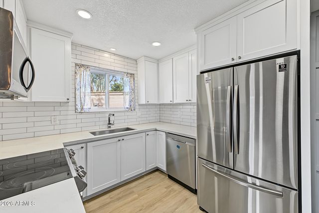 658 W PORT AU PRINCE Lane, Phoenix, AZ 85023