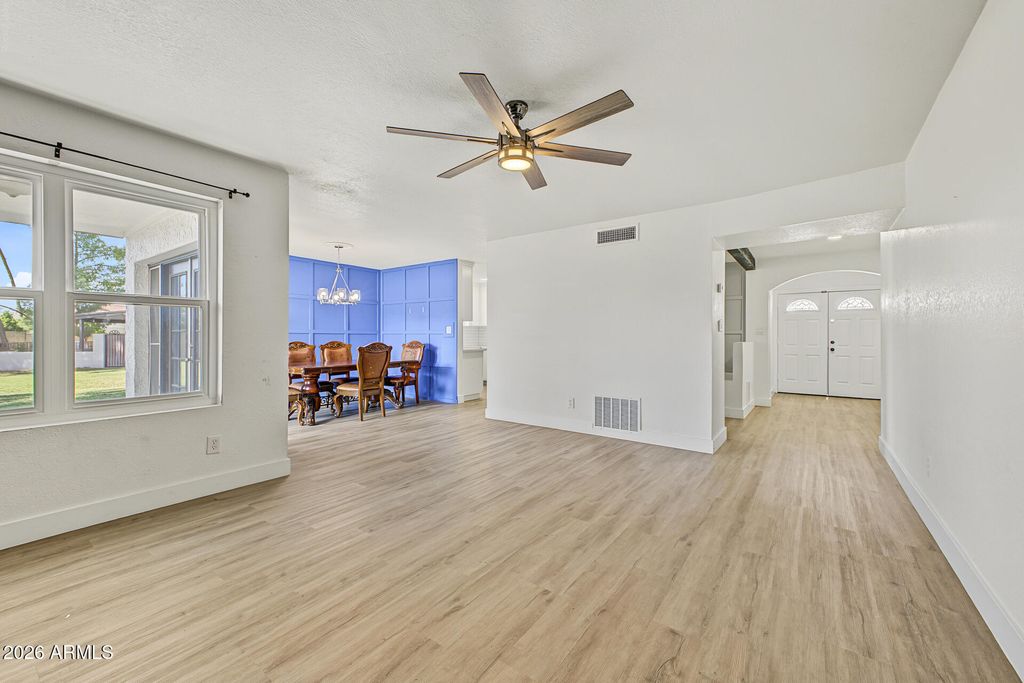 658 W PORT AU PRINCE Lane, Phoenix, AZ 85023 — photo 4